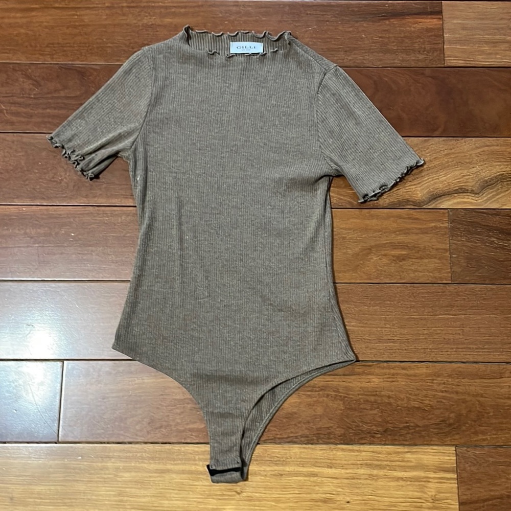 Women’s mocha scalloped hem bodysuit. NWOT.